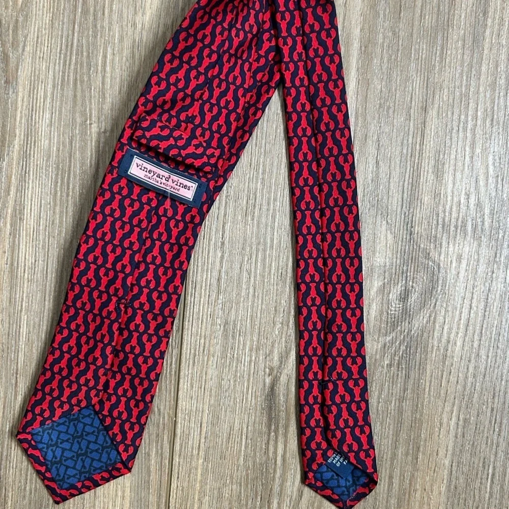 Vineyard Vines | Red and Navy Lobster Patterned Skinny Necktie
